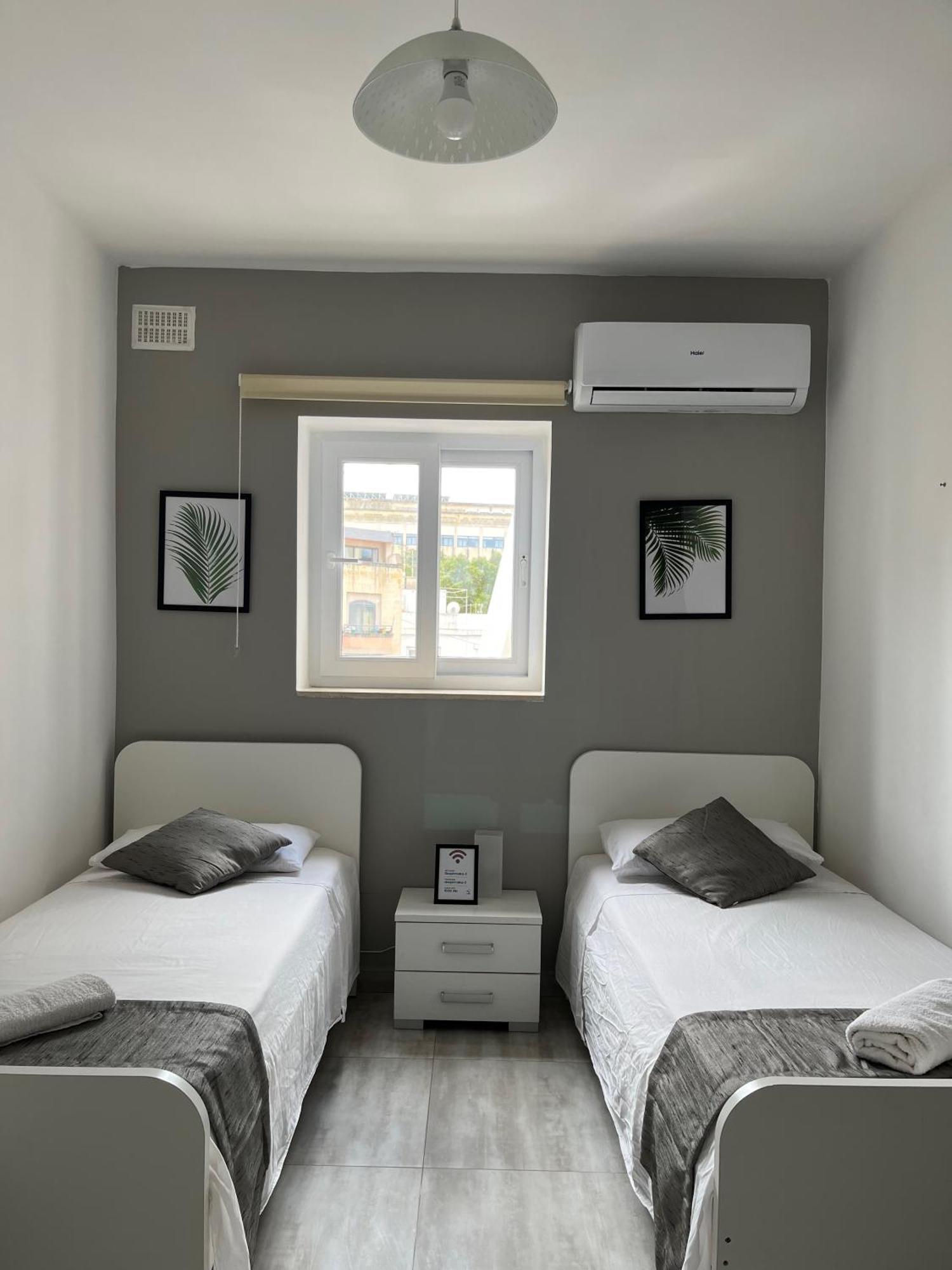 F3 Room 3, Private Room Two Single Beds Shared Bathroom Msida Exterior photo